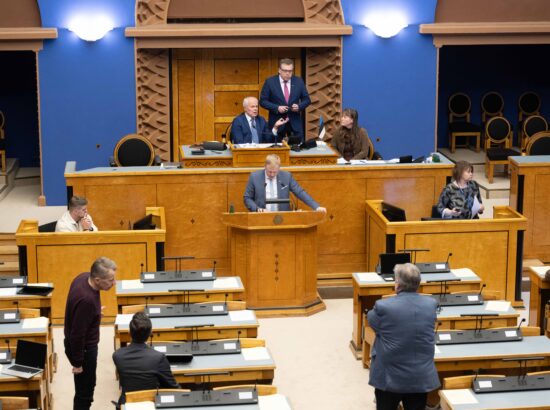 Riigikogu arutas valitsuse algatatud eelnõu, mille kohaselt kehtestatakse Eestis järgmise aasta algusest mootorsõidukimaks.