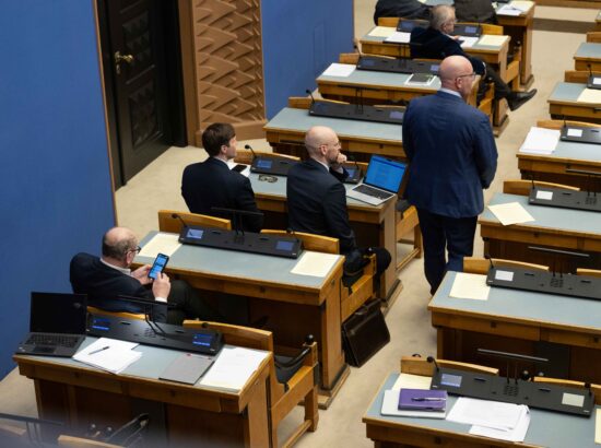 Riigikogu arutas valitsuse algatatud eelnõu, mille kohaselt kehtestatakse Eestis järgmise aasta algusest mootorsõidukimaks.