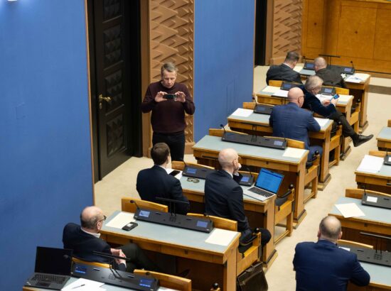 Riigikogu arutas valitsuse algatatud eelnõu, mille kohaselt kehtestatakse Eestis järgmise aasta algusest mootorsõidukimaks.