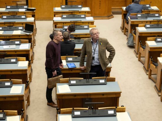 Riigikogu arutas valitsuse algatatud eelnõu, mille kohaselt kehtestatakse Eestis järgmise aasta algusest mootorsõidukimaks.