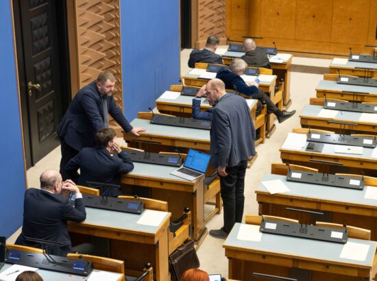 Riigikogu arutas valitsuse algatatud eelnõu, mille kohaselt kehtestatakse Eestis järgmise aasta algusest mootorsõidukimaks.