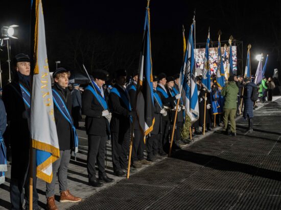 Pidulik riigilipu heiskamise tseremoonia Toompeal Kuberneri aias.