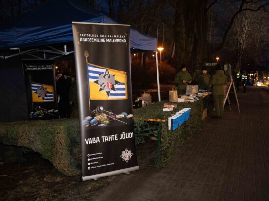 Pidulik riigilipu heiskamise tseremoonia Toompeal Kuberneri aias.