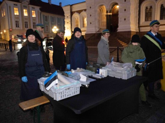 Pidulik riigilipu heiskamise tseremoonia Toompeal Kuberneri aias.