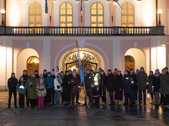 Pidulik riigilipu heiskamise tseremoonia Toompeal Kuberneri aias.