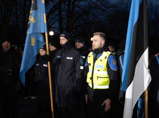 Pidulik riigilipu heiskamise tseremoonia Toompeal Kuberneri aias.