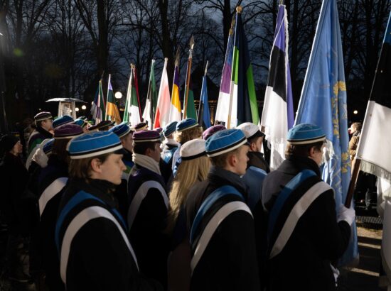 Pidulik riigilipu heiskamise tseremoonia Toompeal Kuberneri aias.