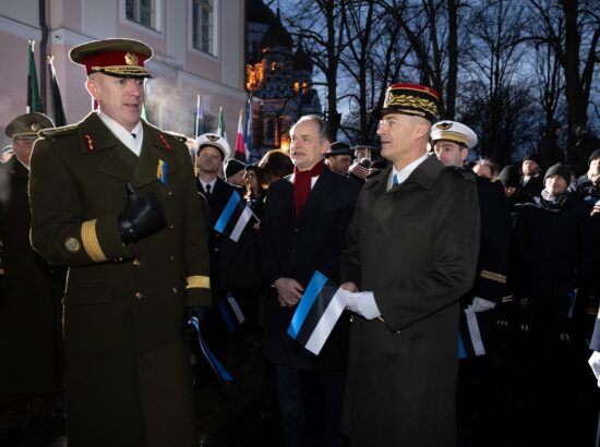 Pidulik riigilipu heiskamise tseremoonia Toompeal Kuberneri aias.