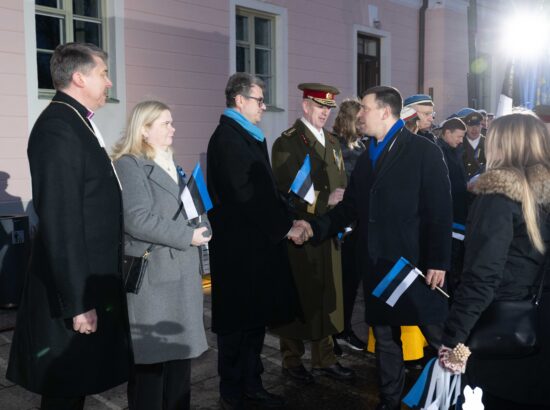 Pidulik riigilipu heiskamise tseremoonia Toompeal Kuberneri aias.