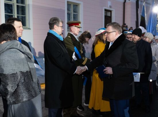 Pidulik riigilipu heiskamise tseremoonia Toompeal Kuberneri aias.