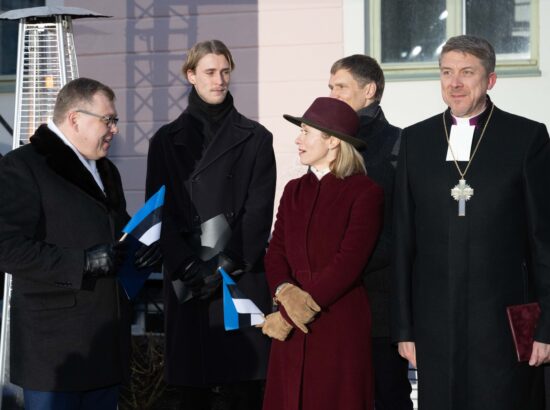 Pidulik riigilipu heiskamise tseremoonia Toompeal Kuberneri aias.