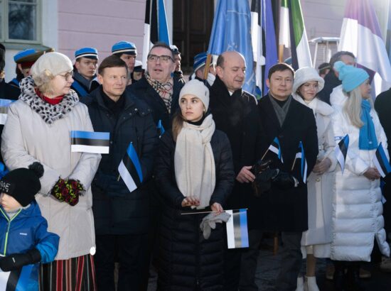 Pidulik riigilipu heiskamise tseremoonia Toompeal Kuberneri aias.