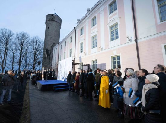 Pidulik riigilipu heiskamise tseremoonia Toompeal Kuberneri aias.