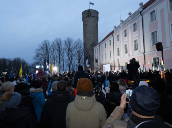 Pidulik riigilipu heiskamise tseremoonia Toompeal Kuberneri aias.