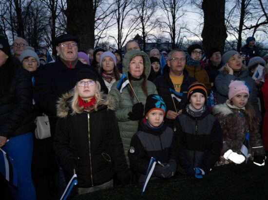 Pidulik riigilipu heiskamise tseremoonia Toompeal Kuberneri aias.