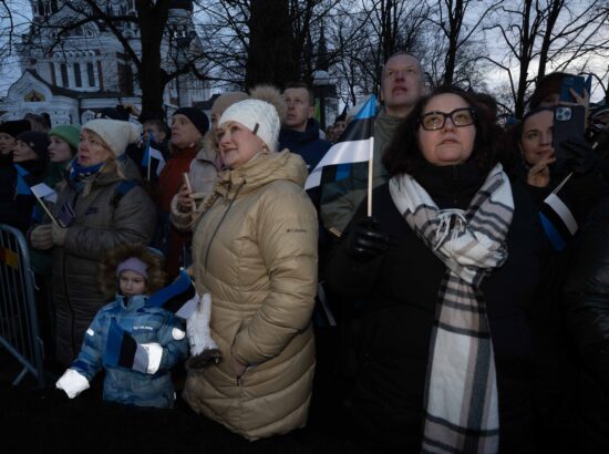 Pidulik riigilipu heiskamise tseremoonia Toompeal Kuberneri aias.