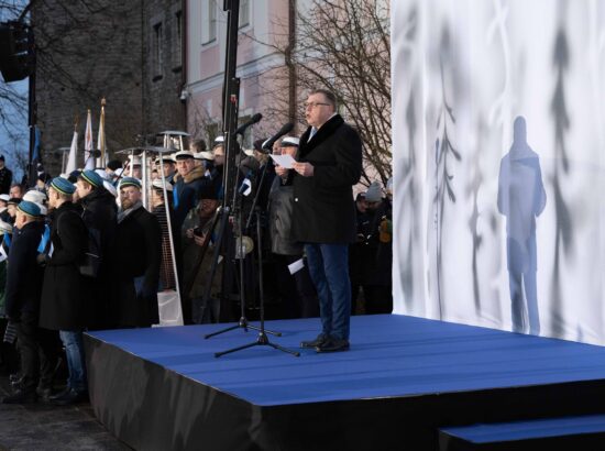 Pidulik riigilipu heiskamise tseremoonia Toompeal Kuberneri aias.