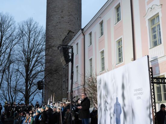 Pidulik riigilipu heiskamise tseremoonia Toompeal Kuberneri aias.