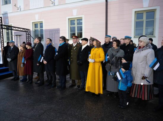 Pidulik riigilipu heiskamise tseremoonia Toompeal Kuberneri aias.