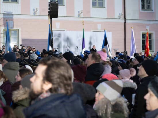 Pidulik riigilipu heiskamise tseremoonia Toompeal Kuberneri aias.