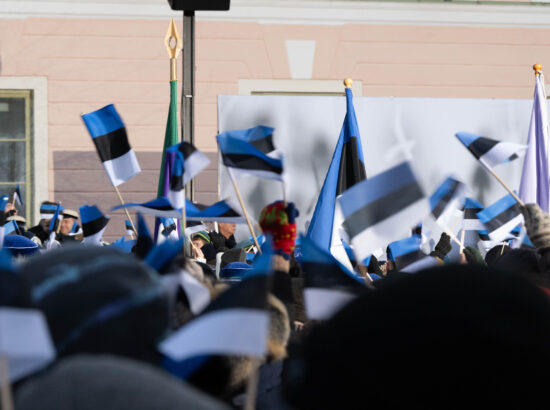 Pidulik riigilipu heiskamise tseremoonia Toompeal Kuberneri aias.