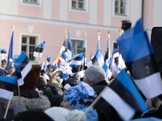 Pidulik riigilipu heiskamise tseremoonia Toompeal Kuberneri aias.