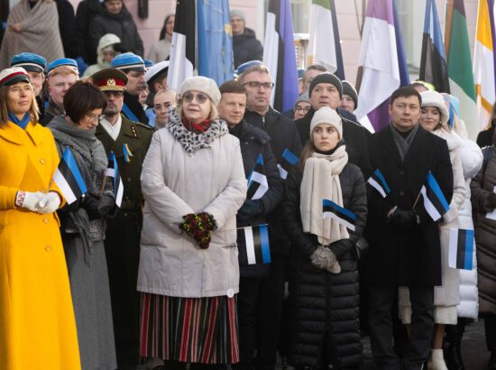 Pidulik riigilipu heiskamise tseremoonia Toompeal Kuberneri aias.