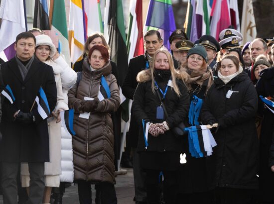 Pidulik riigilipu heiskamise tseremoonia Toompeal Kuberneri aias.