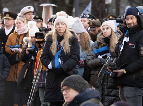 Pidulik riigilipu heiskamise tseremoonia Toompeal Kuberneri aias.