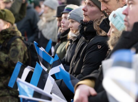 Pidulik riigilipu heiskamise tseremoonia Toompeal Kuberneri aias.