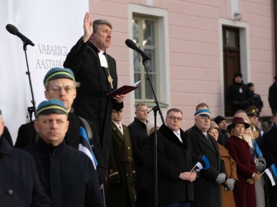 Pidulik riigilipu heiskamise tseremoonia Toompeal Kuberneri aias.