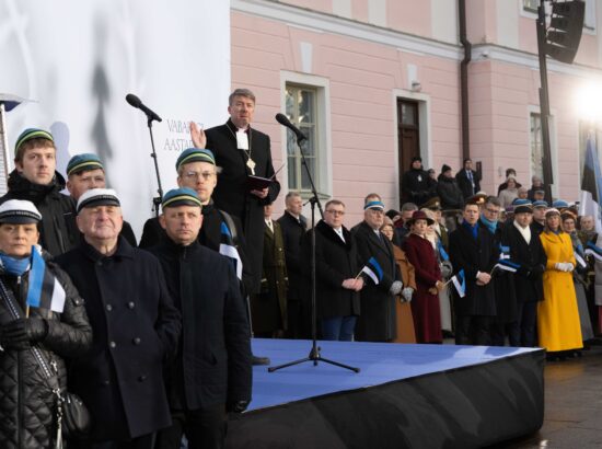 Pidulik riigilipu heiskamise tseremoonia Toompeal Kuberneri aias.