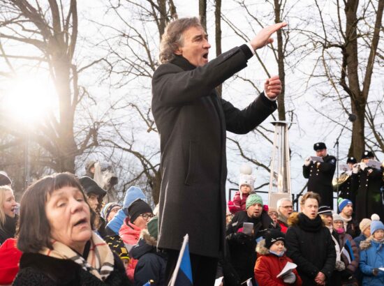 Pidulik riigilipu heiskamise tseremoonia Toompeal Kuberneri aias.