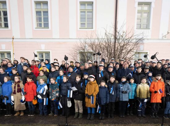 Pidulik riigilipu heiskamise tseremoonia Toompeal Kuberneri aias.