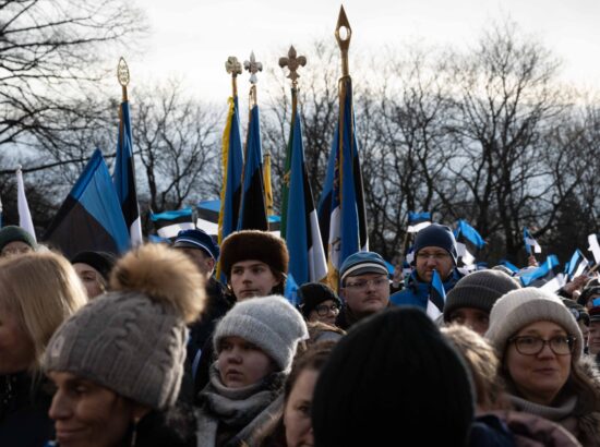 Pidulik riigilipu heiskamise tseremoonia Toompeal Kuberneri aias.