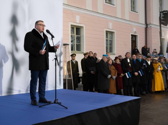 Pidulik riigilipu heiskamise tseremoonia Toompeal Kuberneri aias.