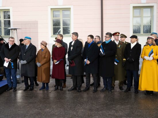 Pidulik riigilipu heiskamise tseremoonia Toompeal Kuberneri aias.