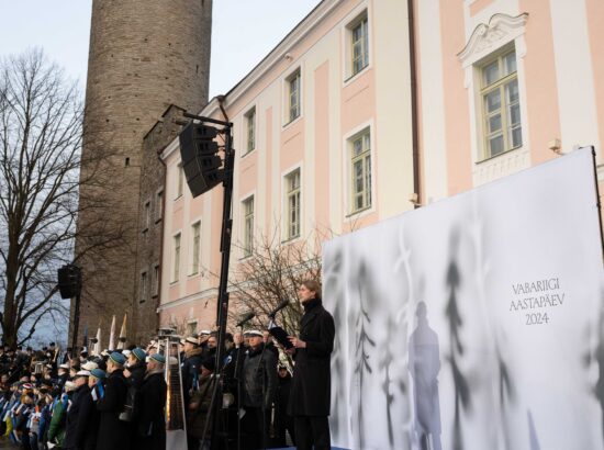 Pidulik riigilipu heiskamise tseremoonia Toompeal Kuberneri aias.