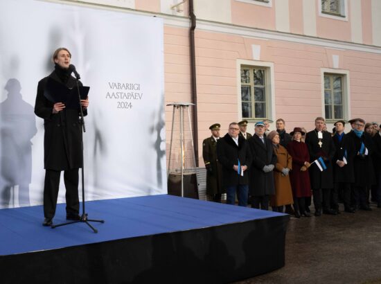 Pidulik riigilipu heiskamise tseremoonia Toompeal Kuberneri aias.