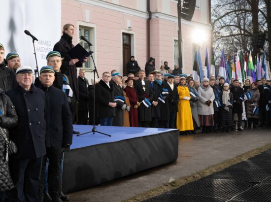 Pidulik riigilipu heiskamise tseremoonia Toompeal Kuberneri aias.