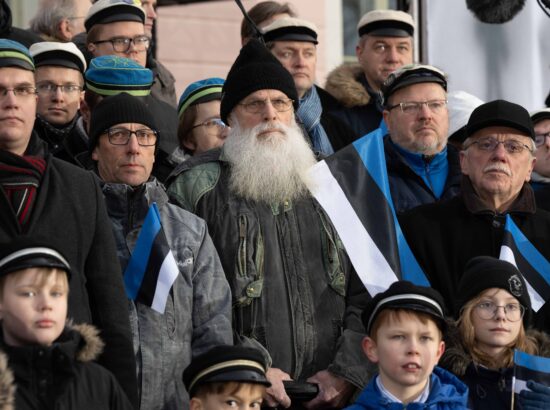 Pidulik riigilipu heiskamise tseremoonia Toompeal Kuberneri aias.