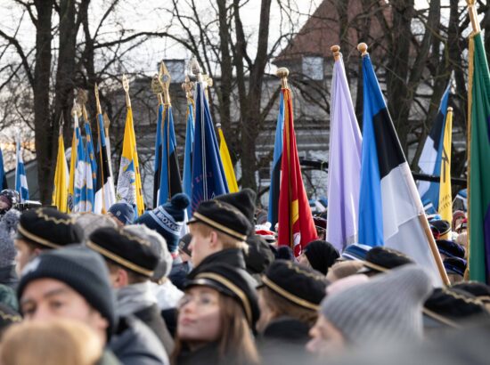 Pidulik riigilipu heiskamise tseremoonia Toompeal Kuberneri aias.