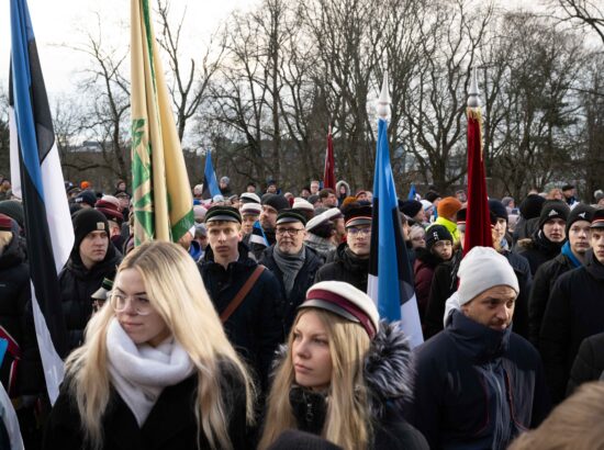 Pidulik riigilipu heiskamise tseremoonia Toompeal Kuberneri aias.