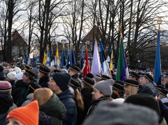 Pidulik riigilipu heiskamise tseremoonia Toompeal Kuberneri aias.