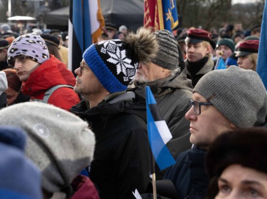 Pidulik riigilipu heiskamise tseremoonia Toompeal Kuberneri aias.