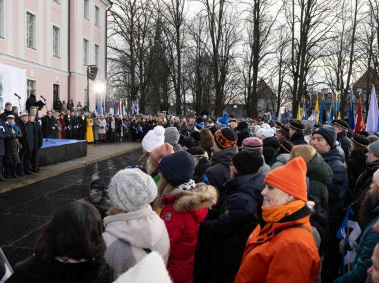 Pidulik riigilipu heiskamise tseremoonia Toompeal Kuberneri aias.