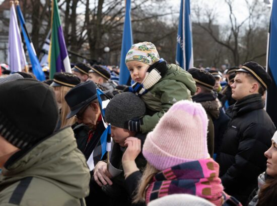 Pidulik riigilipu heiskamise tseremoonia Toompeal Kuberneri aias.