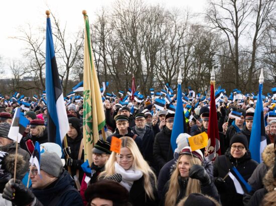 Pidulik riigilipu heiskamise tseremoonia Toompeal Kuberneri aias.