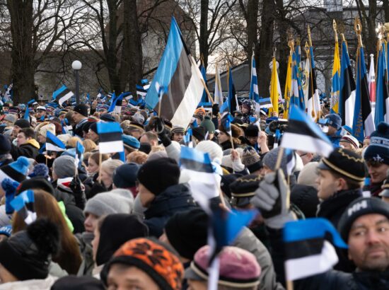 Pidulik riigilipu heiskamise tseremoonia Toompeal Kuberneri aias.