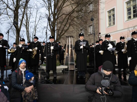 Pidulik riigilipu heiskamise tseremoonia Toompeal Kuberneri aias.